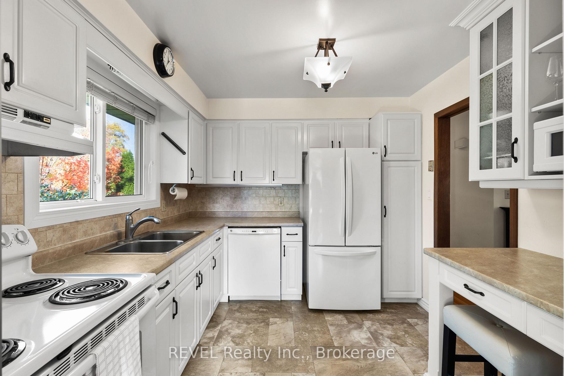 Photo 7 of 6 Lakebreeze Crescent, St. Catharines, Lakeshore — HOMEH