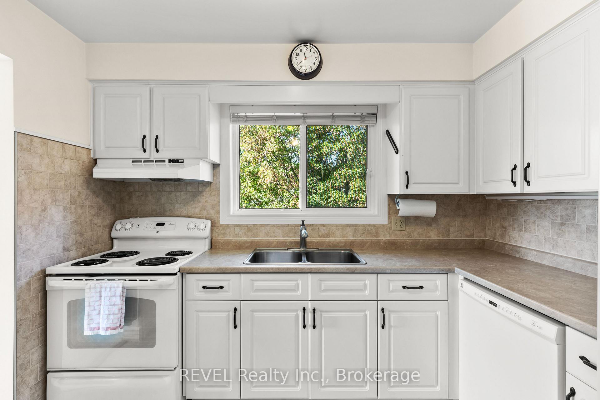Photo 8 of 6 Lakebreeze Crescent, St. Catharines, Lakeshore — HOMEH
