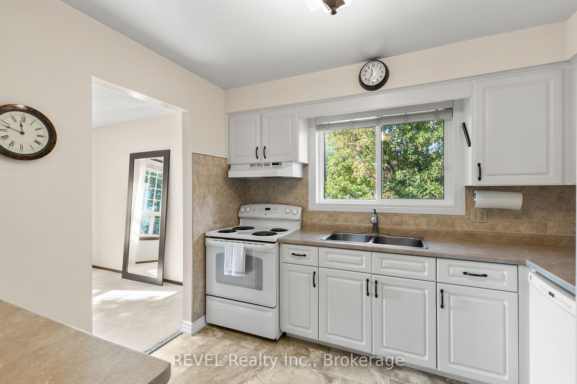 Photo 10 of 6 Lakebreeze Crescent, St. Catharines, Lakeshore — HOMEH