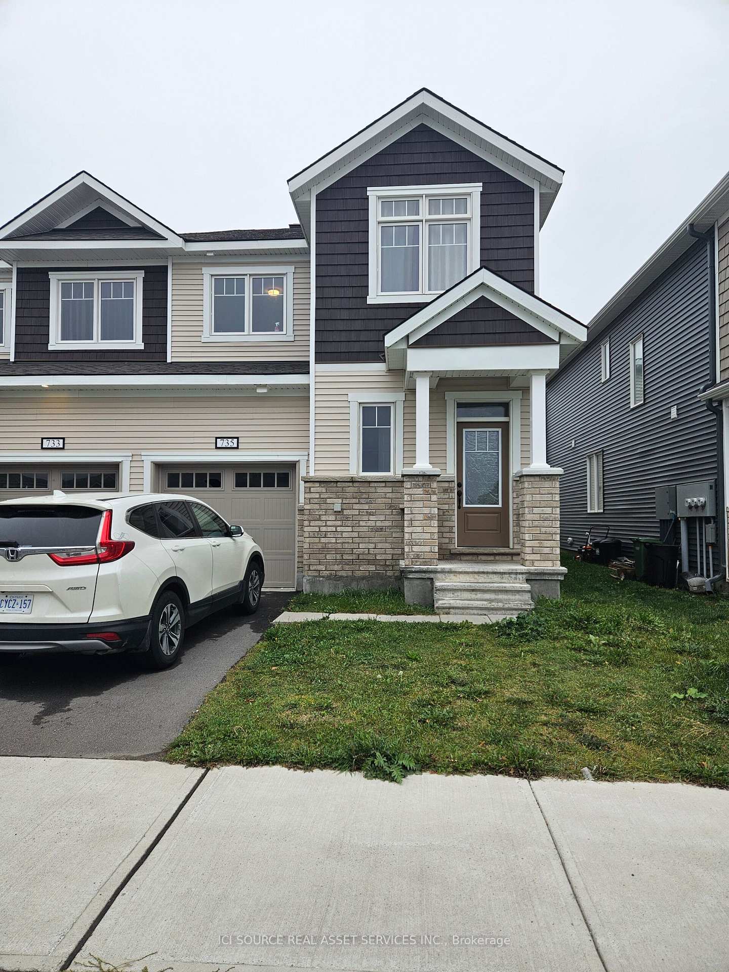 Front of 735 Derreen Avenue