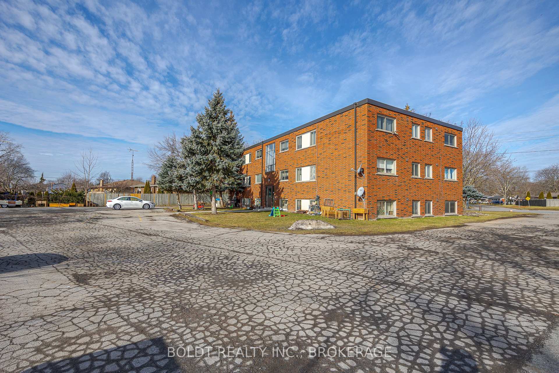 Photo 3 of 184 Linwell Road, St. Catharines, Lakeport — HOMEH