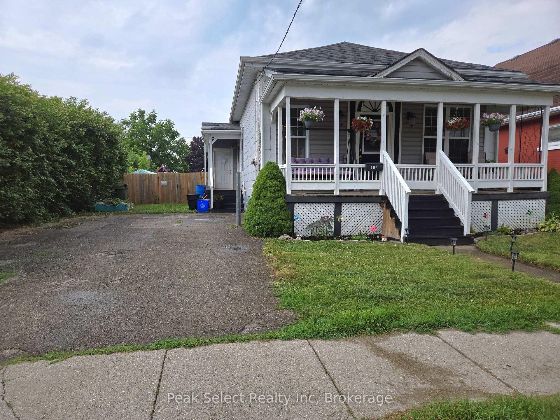 Photo 2 of 104 Erie Street, St. Thomas — HOMEH