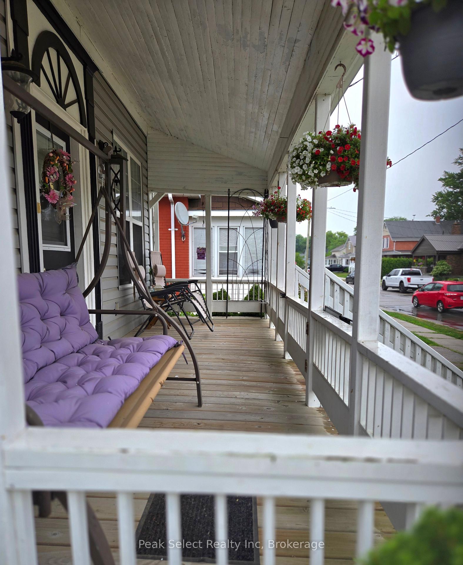 Photo 3 of 104 Erie Street, St. Thomas — HOMEH