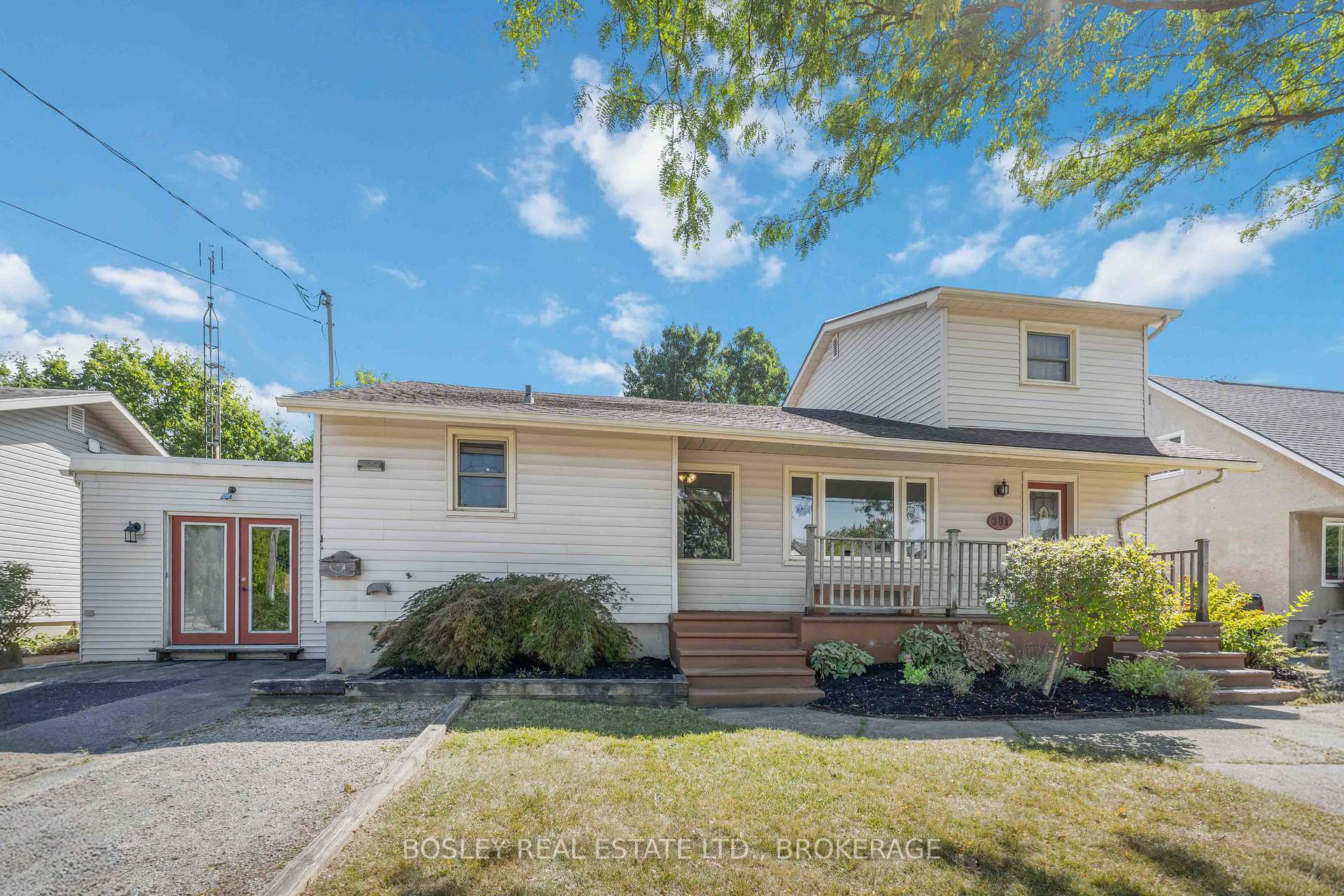 Photo 2 of 301 Pelham Road, St. Catharines, Rykert/Vansickle — HOMEH