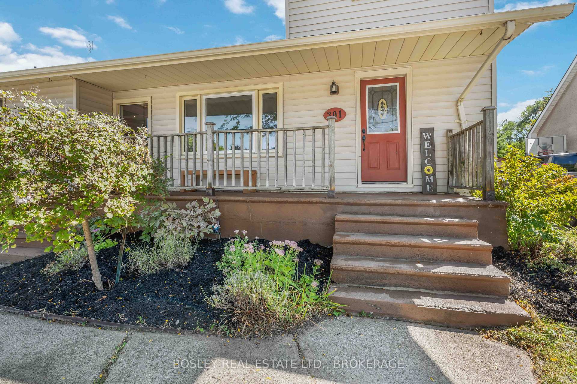 Photo 3 of 301 Pelham Road, St. Catharines, Rykert/Vansickle — HOMEH