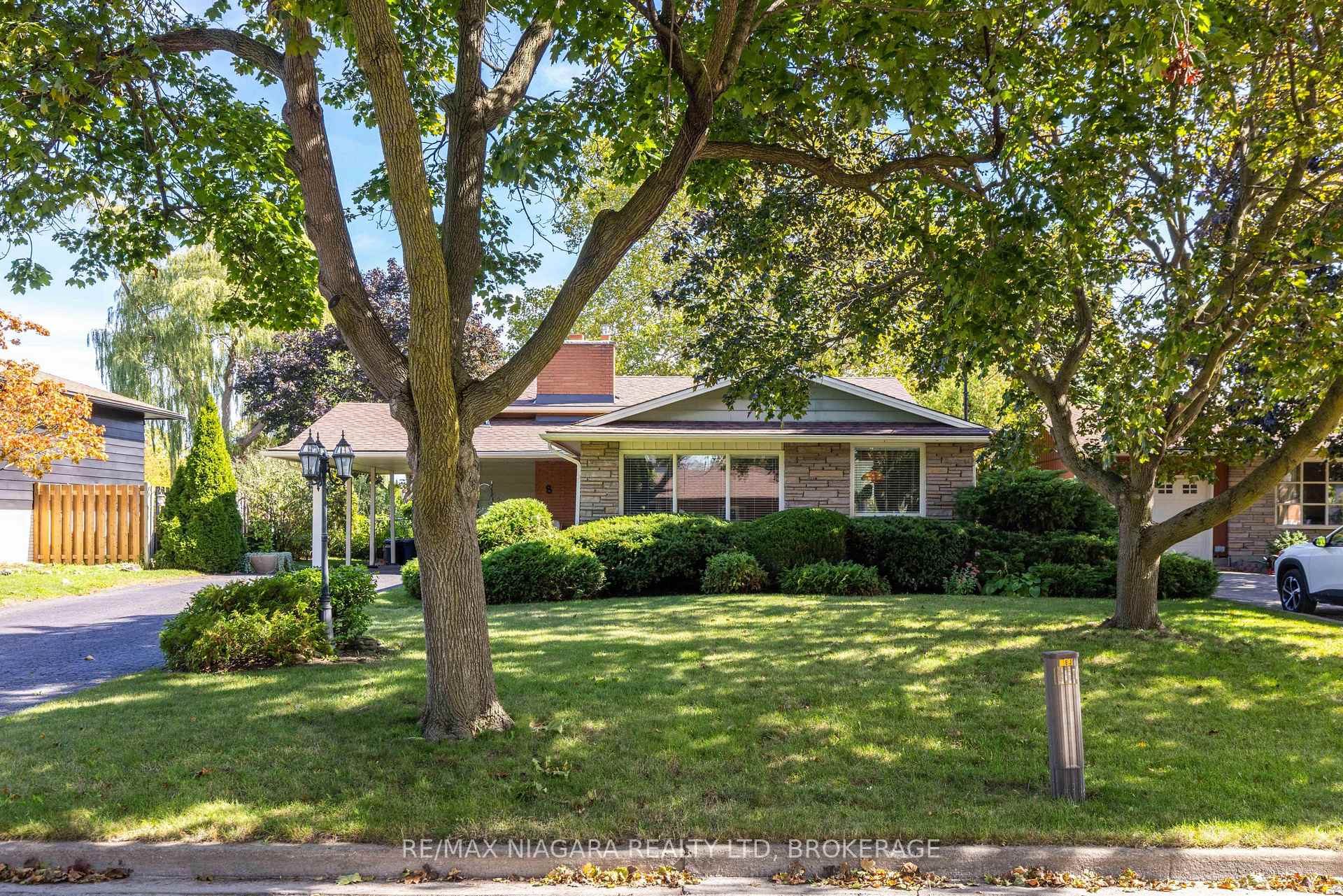 Photo 2 of 8 Jefferson Drive, St. Catharines, Lakeport — HOMEH