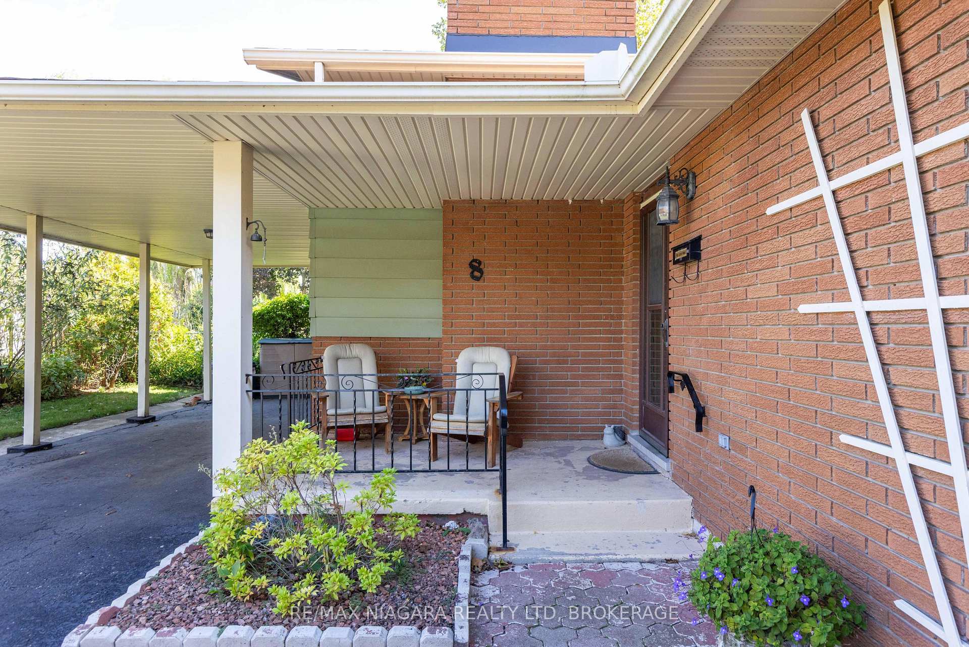 Photo 3 of 8 Jefferson Drive, St. Catharines, Lakeport — HOMEH