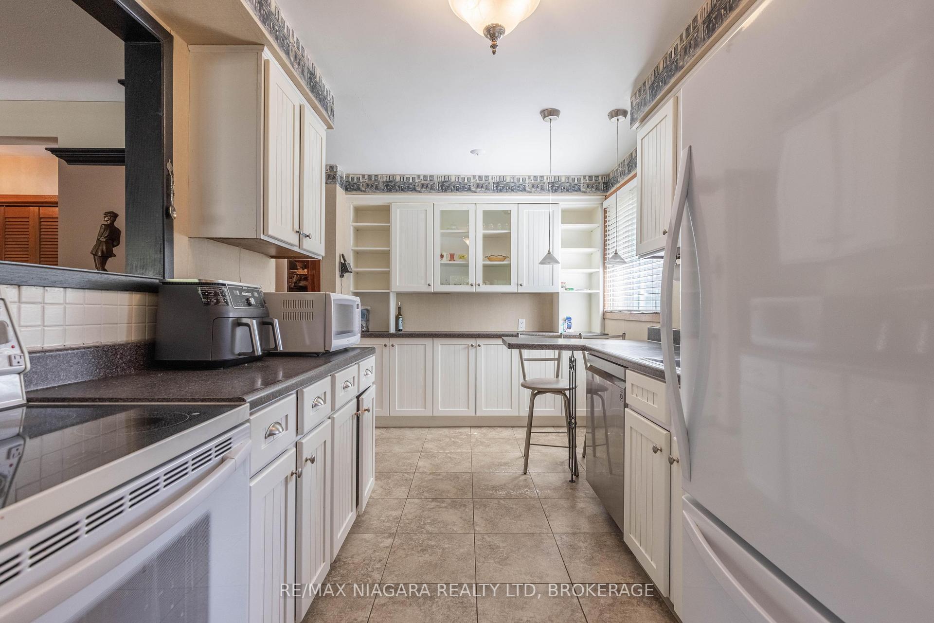 Photo 10 of 8 Jefferson Drive, St. Catharines, Lakeport — HOMEH