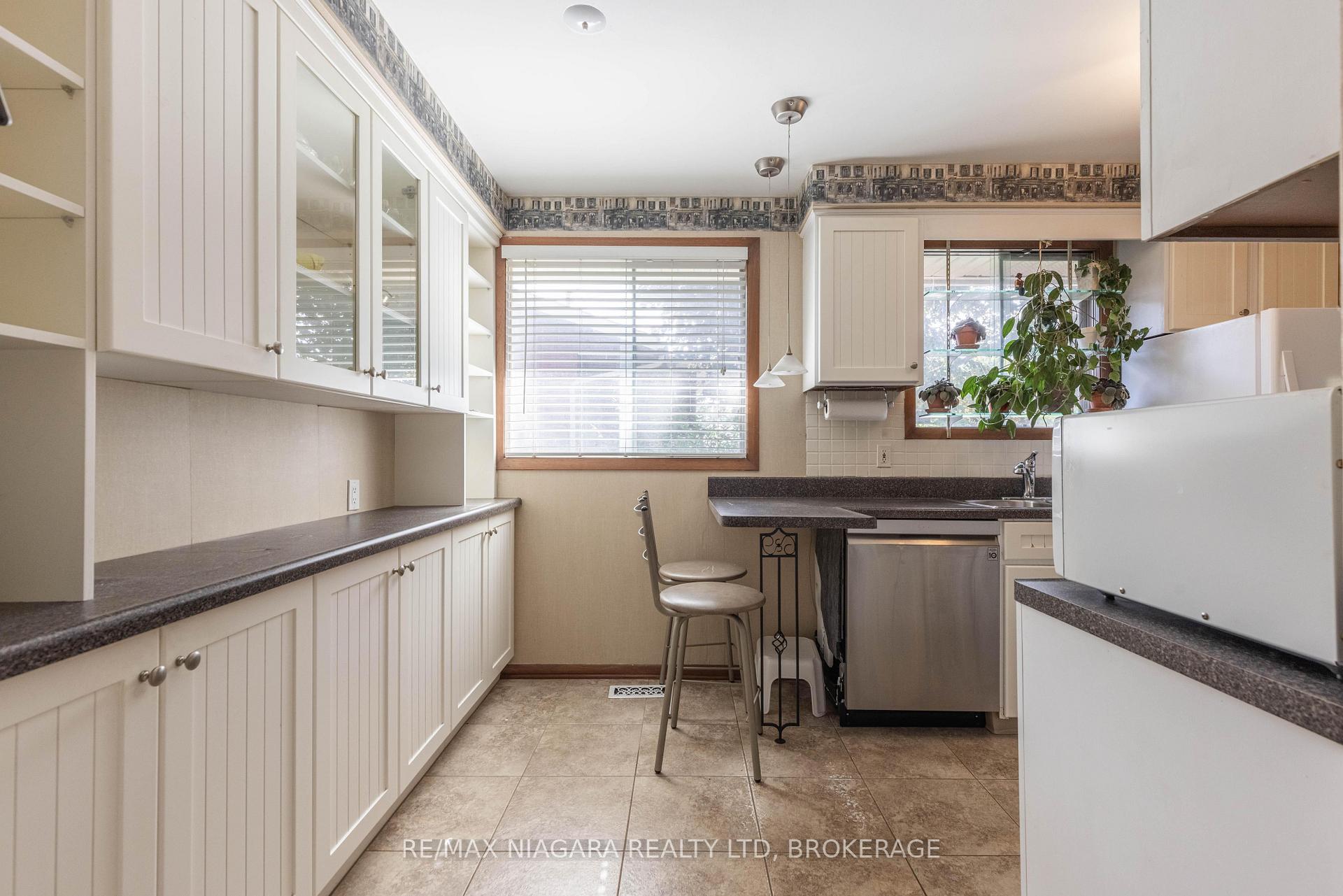 Photo 11 of 8 Jefferson Drive, St. Catharines, Lakeport — HOMEH