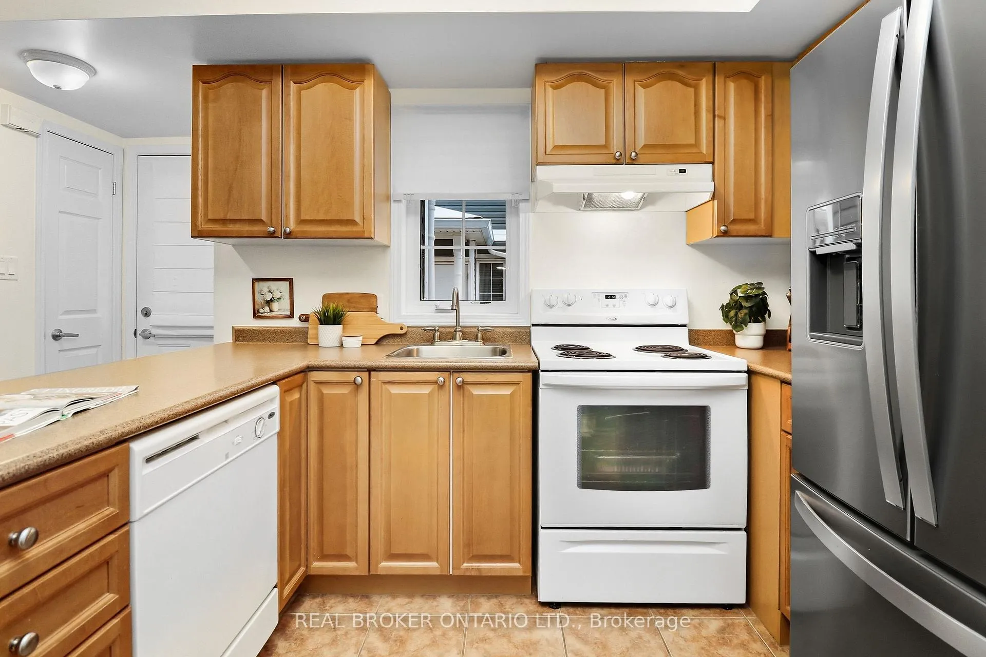 Photo 13 of 83 Green Briar Drive, Collingwood — HOMEH