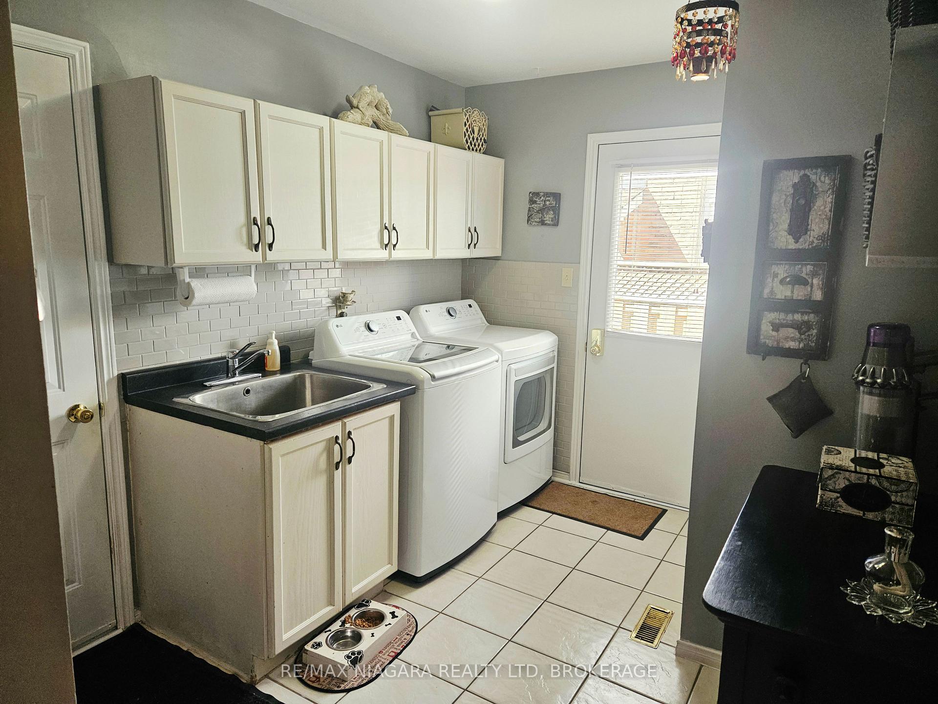 Photo 13 of 26 Strada Boulevard, St. Catharines, Rykert/Vansickle — HOMEH