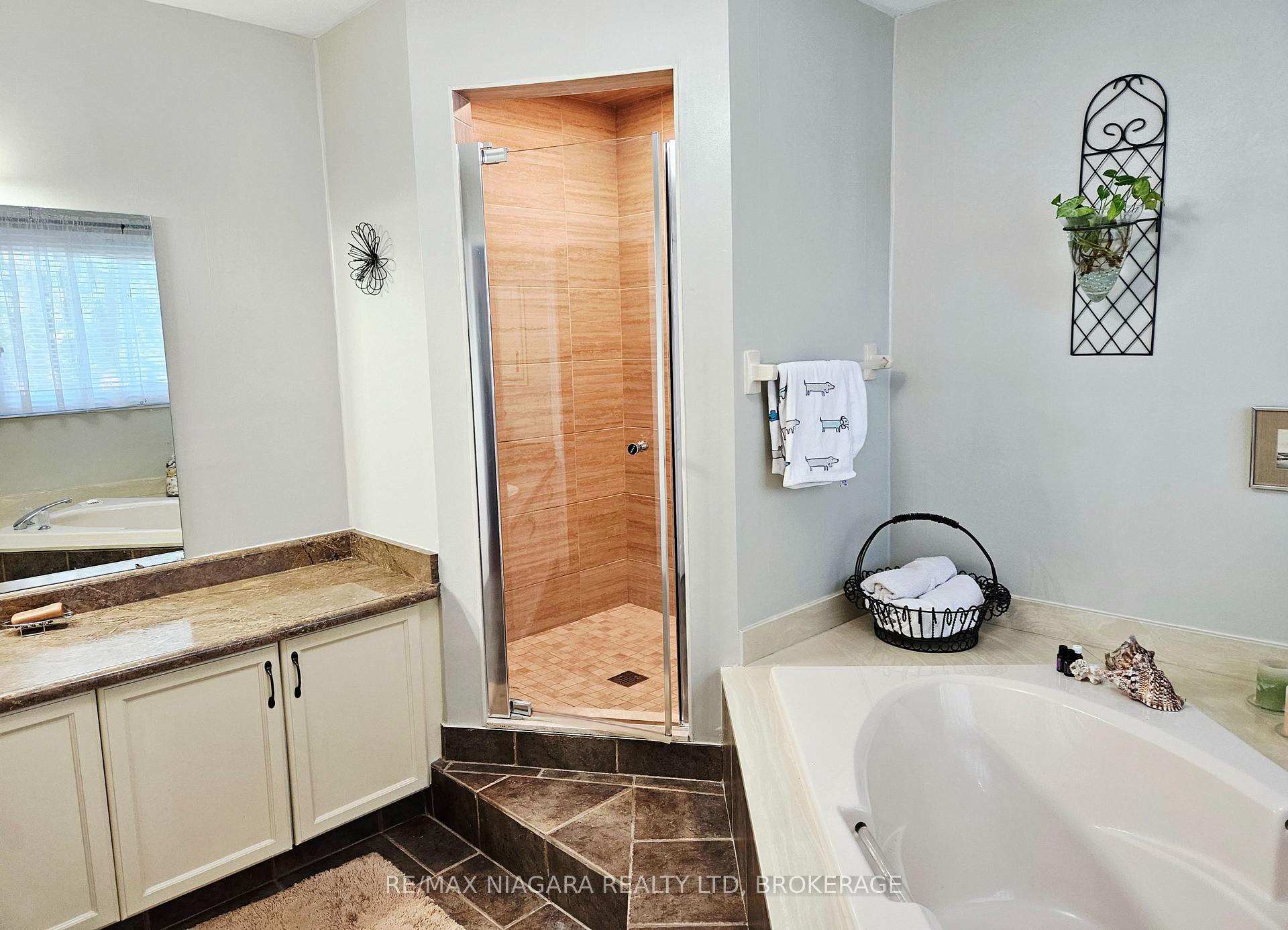 Photo 21 of 26 Strada Boulevard, St. Catharines, Rykert/Vansickle — HOMEH
