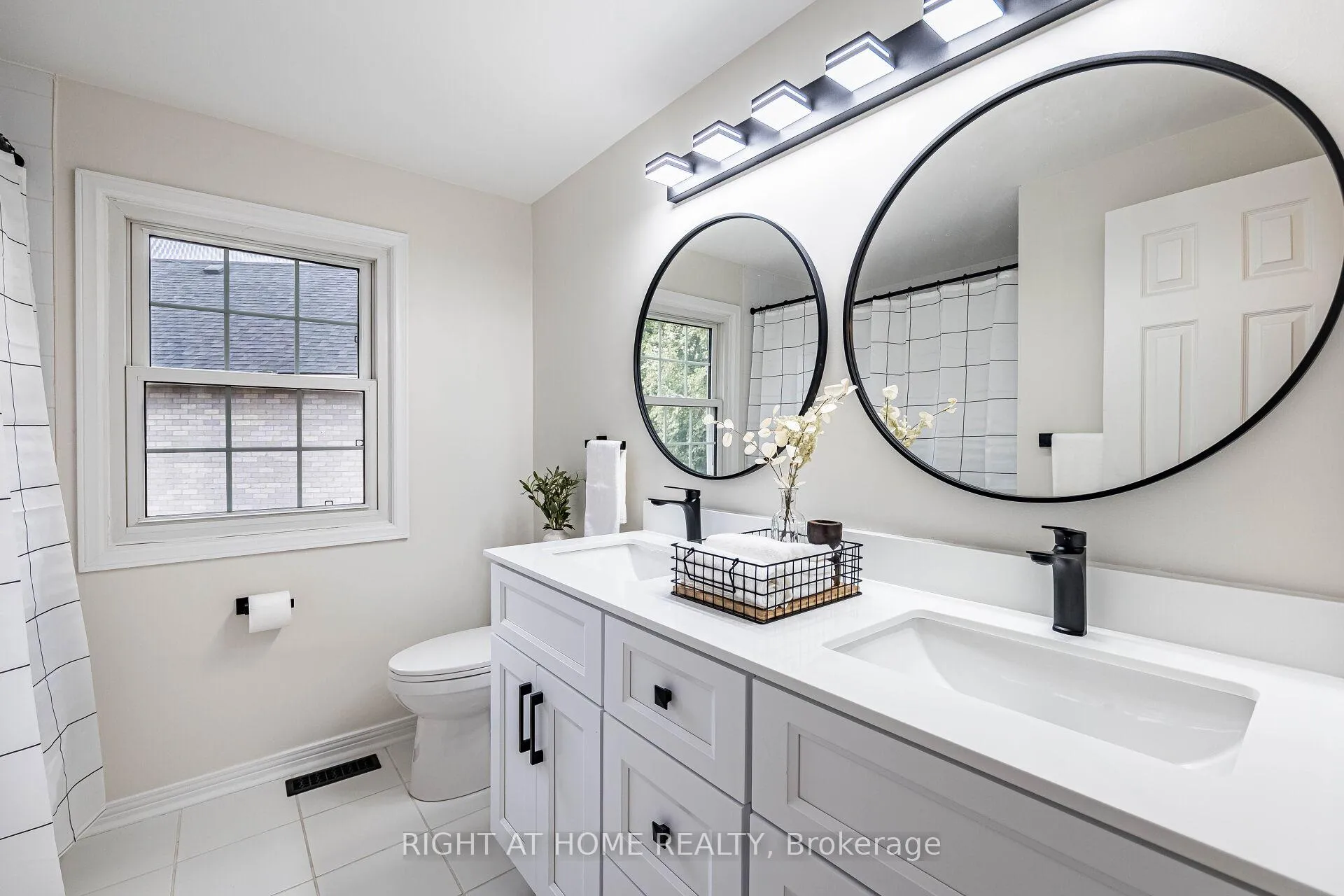 Photo 27 of 51 Redwood Lane, Markham, Unionville — HOMEH