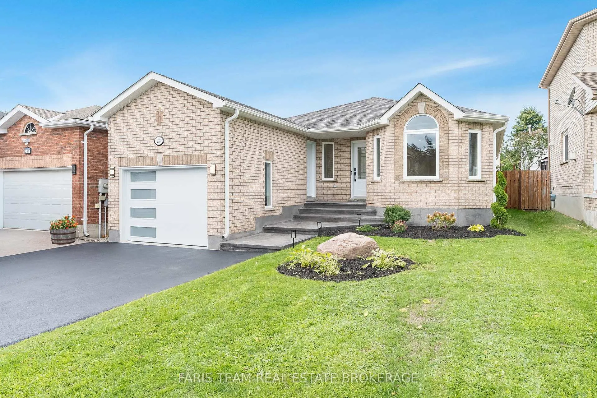 Photo 1 of 233 Wessenger Drive, Barrie, Holly — HOMEH