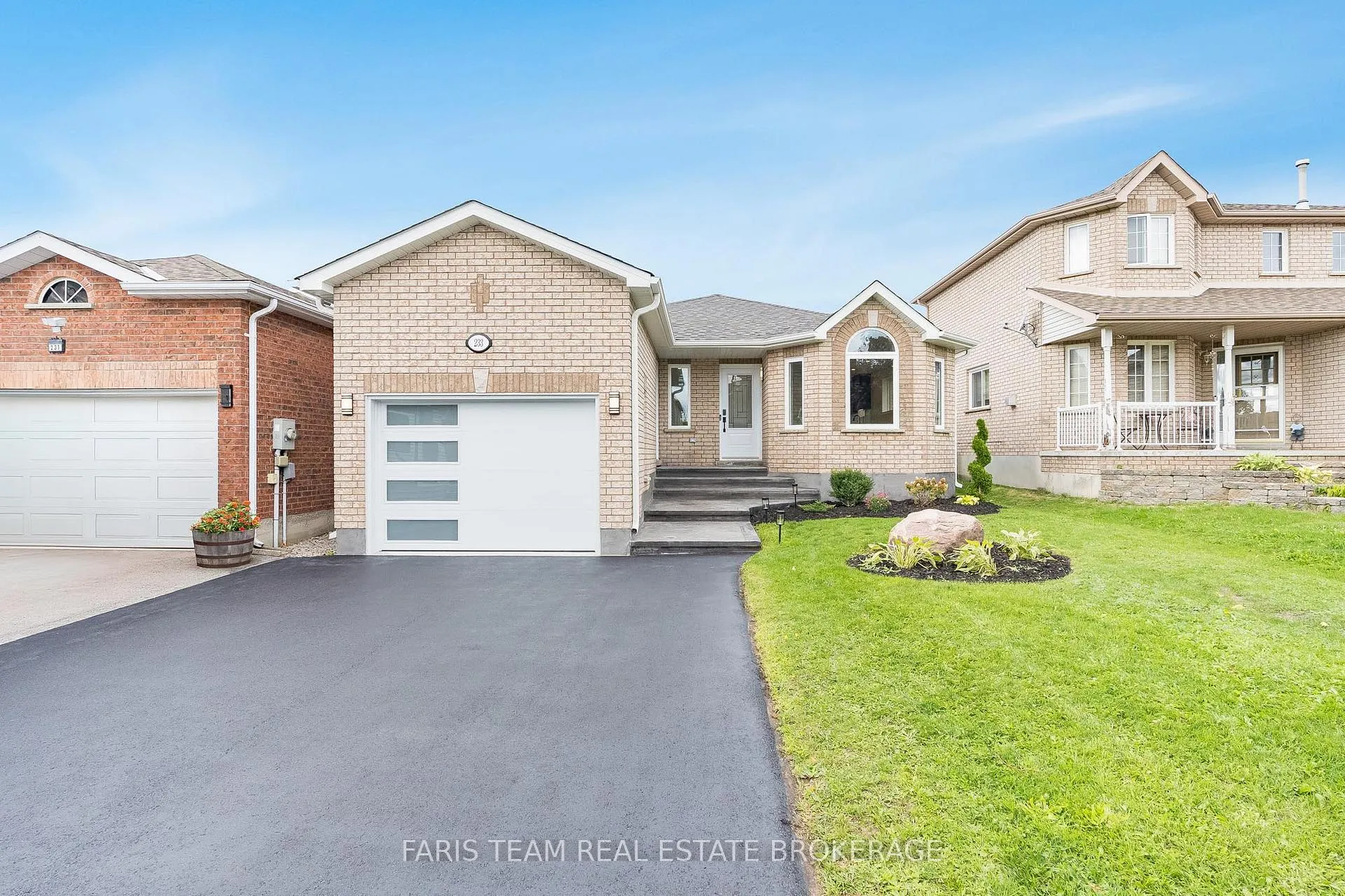 Photo 2 of 233 Wessenger Drive, Barrie, Holly — HOMEH