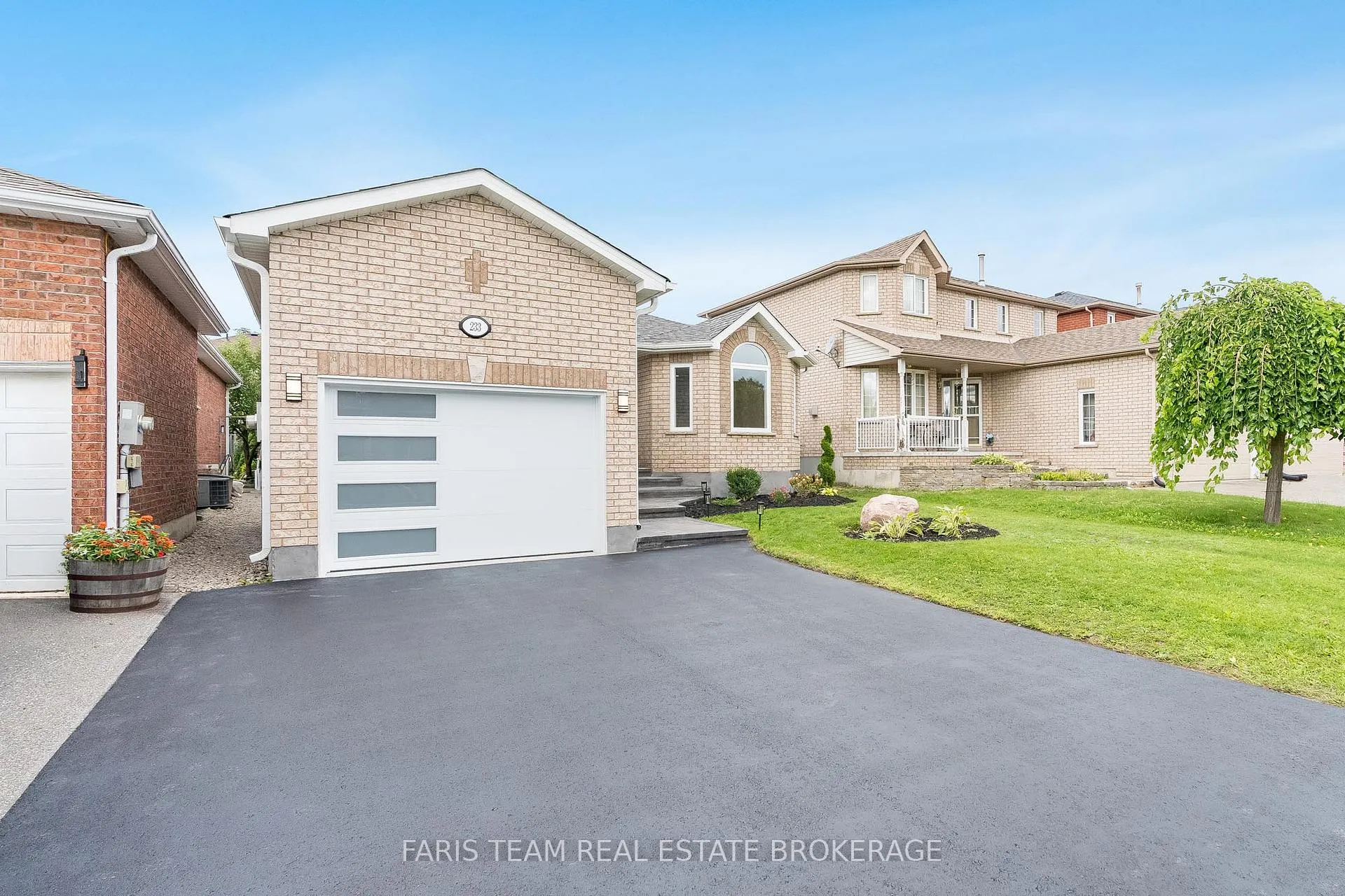 Photo 3 of 233 Wessenger Drive, Barrie, Holly — HOMEH