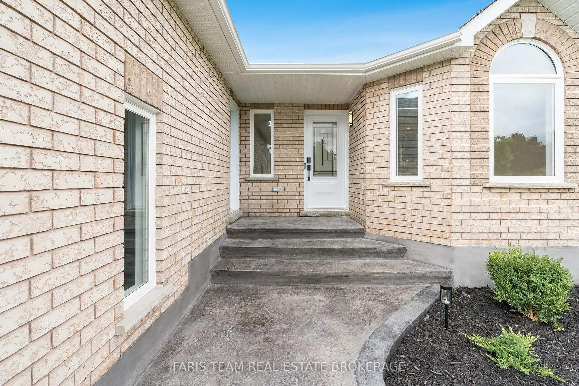 Photo 4 of 233 Wessenger Drive, Barrie, Holly — HOMEH