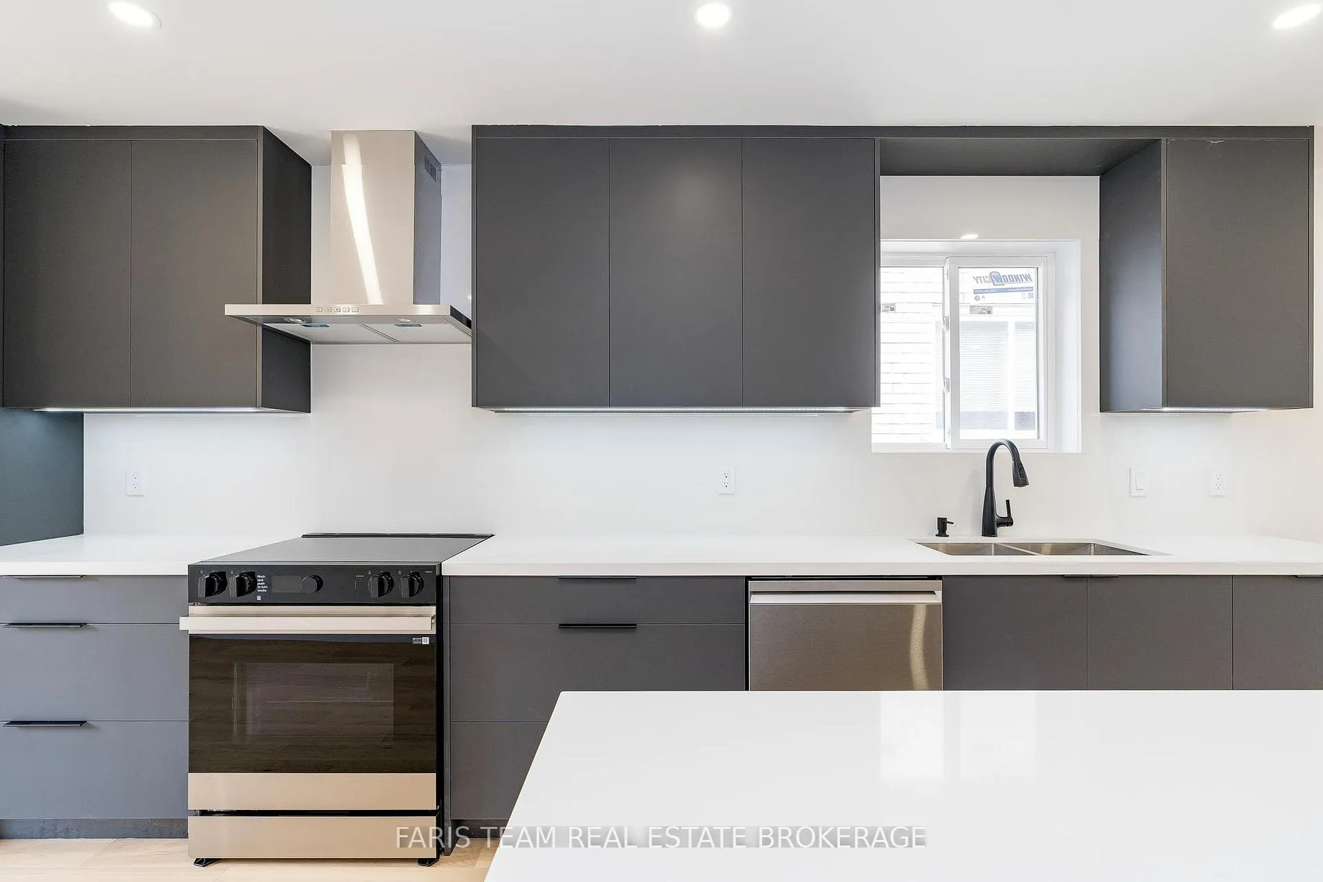 Photo 8 of 233 Wessenger Drive, Barrie, Holly — HOMEH