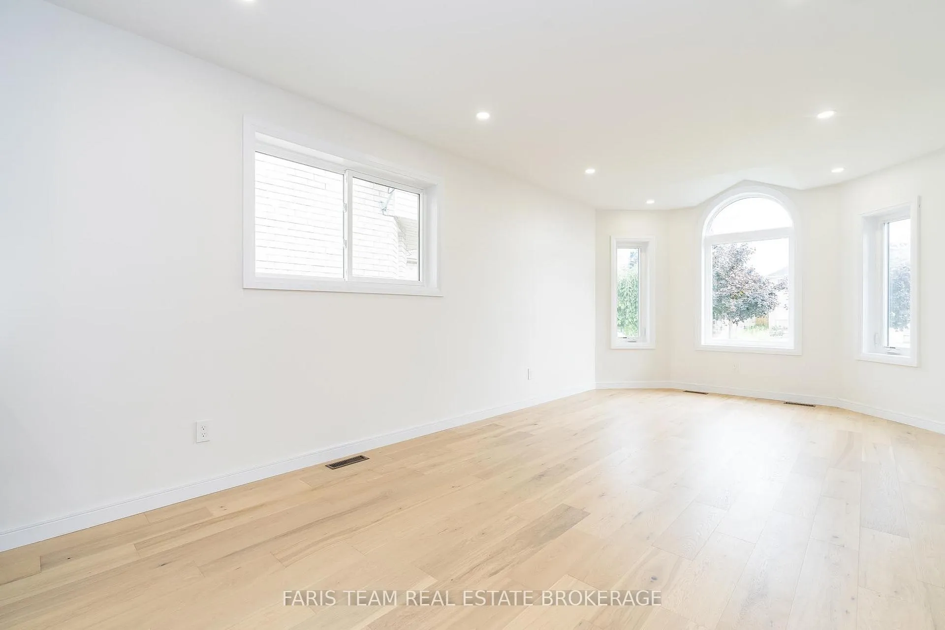 Photo 13 of 233 Wessenger Drive, Barrie, Holly — HOMEH