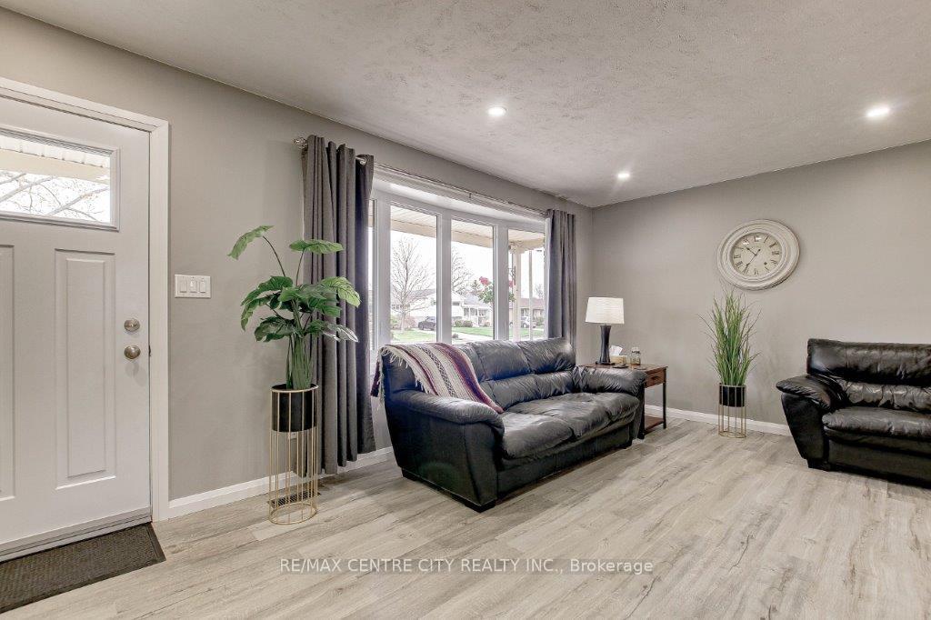 Photo 3 of 95 Lawrence Avenue, St. Thomas — HOMEH