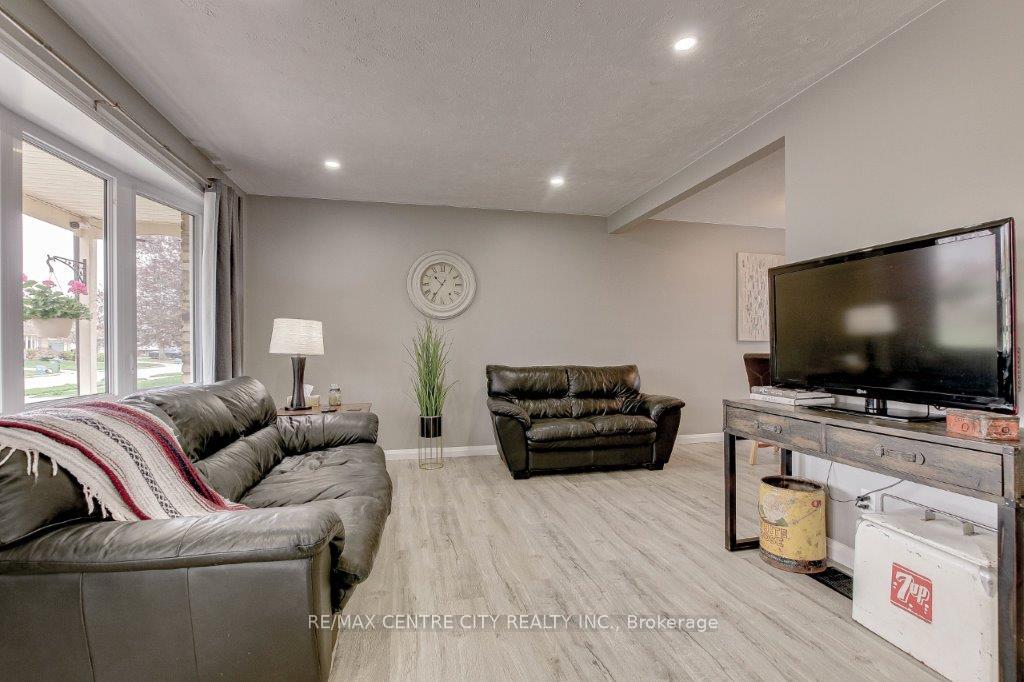 Photo 4 of 95 Lawrence Avenue, St. Thomas — HOMEH