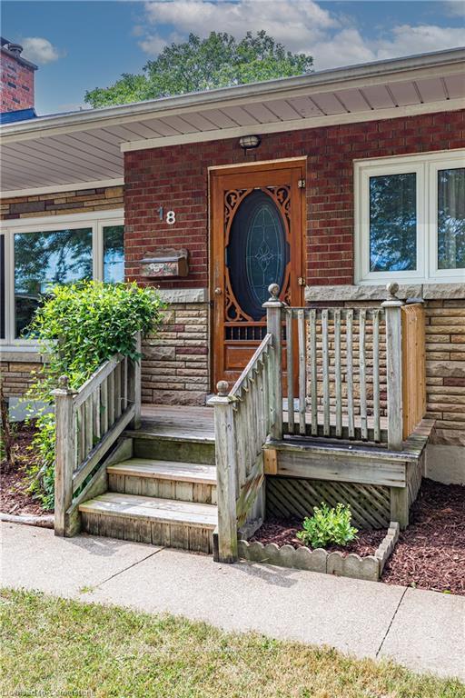 Photo 3 of 18 Masterson Drive, St. Catharines, Glendale/Glenridge — HOMEH