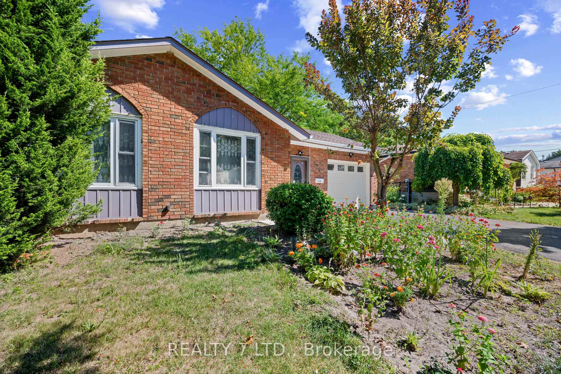 Photo 2 of 674 Vine Street, St. Catharines, Lakeshore — HOMEH