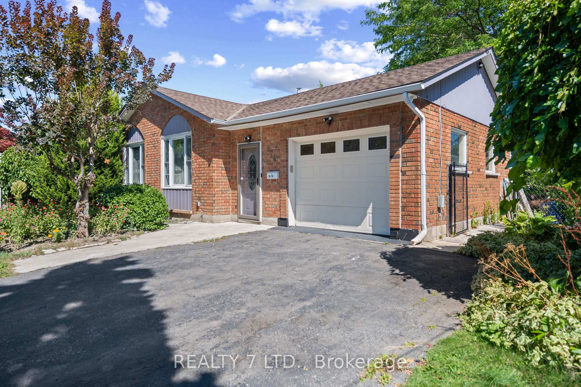Photo 3 of 674 Vine Street, St. Catharines, Lakeshore — HOMEH