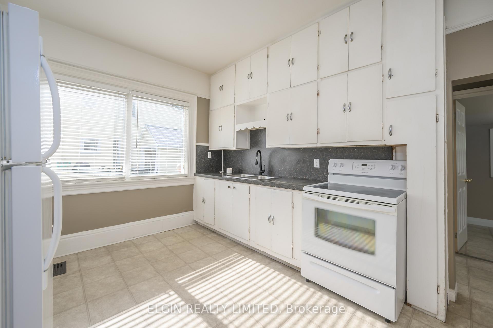 Photo 2 of 178 Wellington Street, St. Thomas — HOMEH