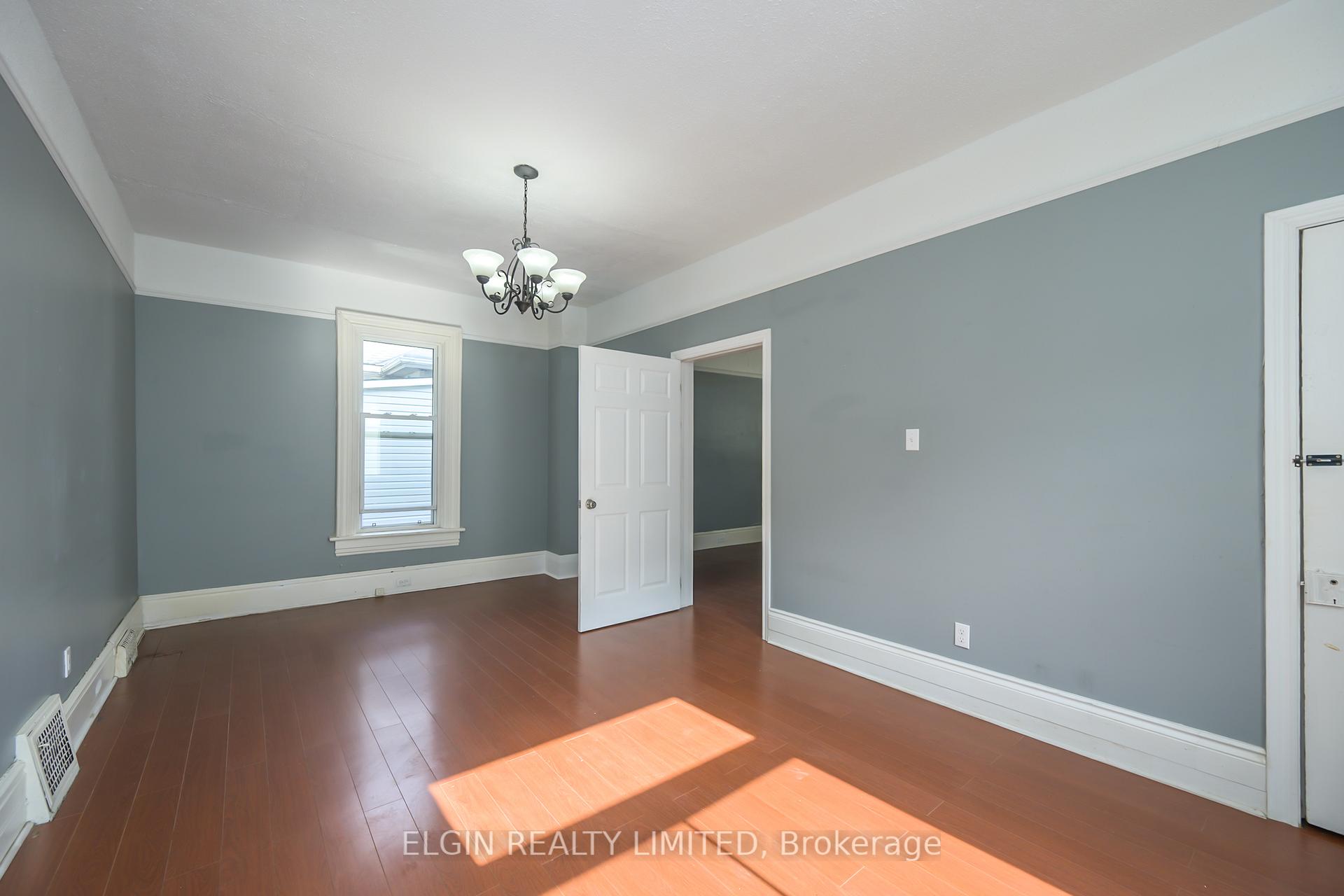 Photo 3 of 178 Wellington Street, St. Thomas — HOMEH