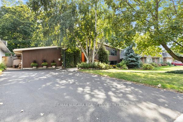 Photo 3 of 10 Marwood Circle, St. Catharines, Glendale/Glenridge — HOMEH