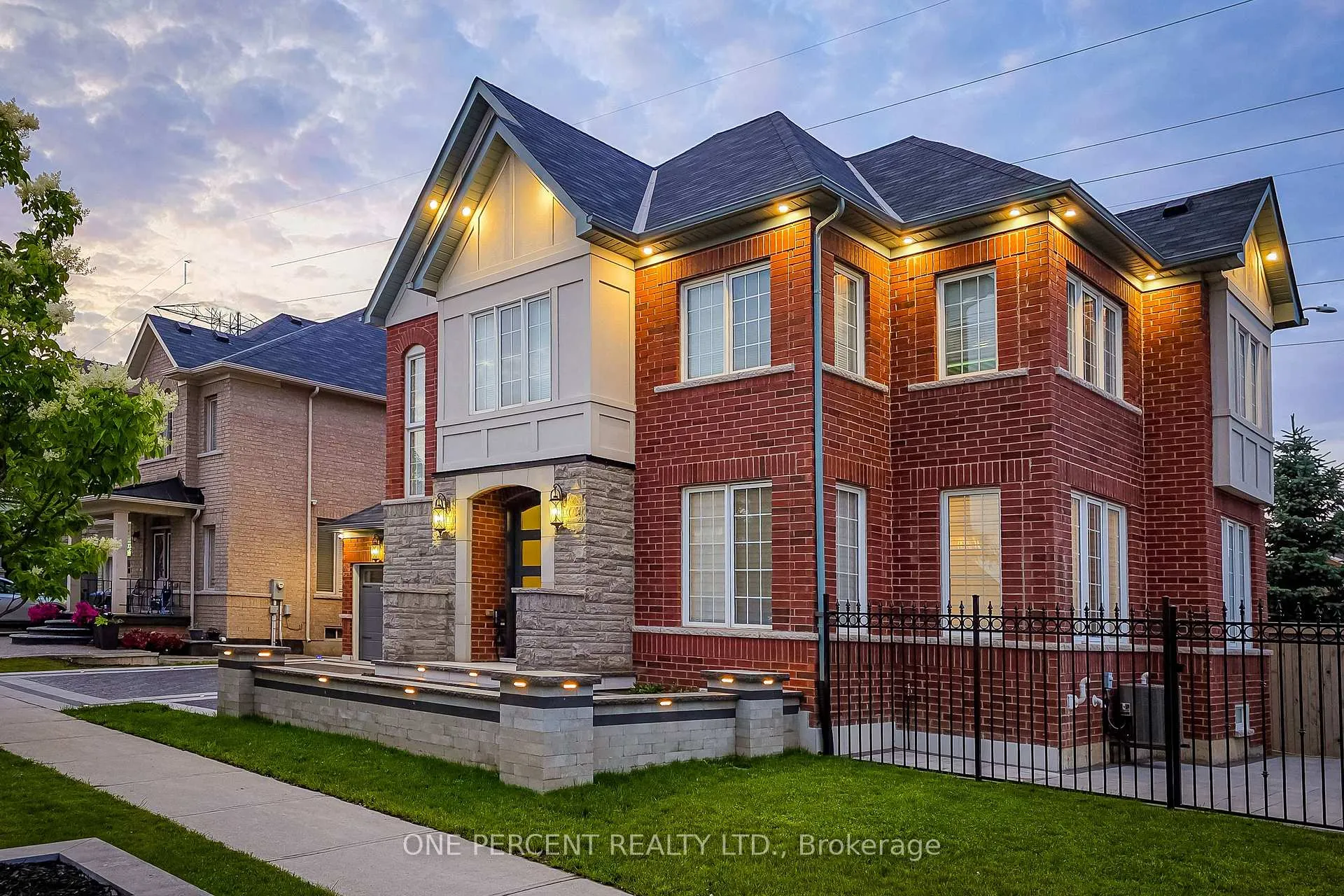 Photo 2 of 102 Monkton Circle, Brampton, Credit Valley — HOMEH