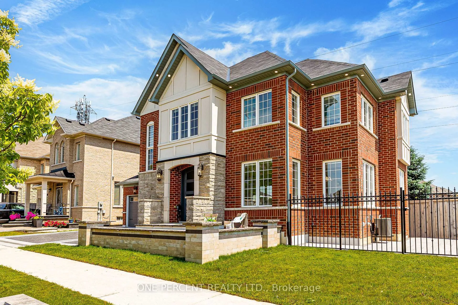 Photo 4 of 102 Monkton Circle, Brampton, Credit Valley — HOMEH