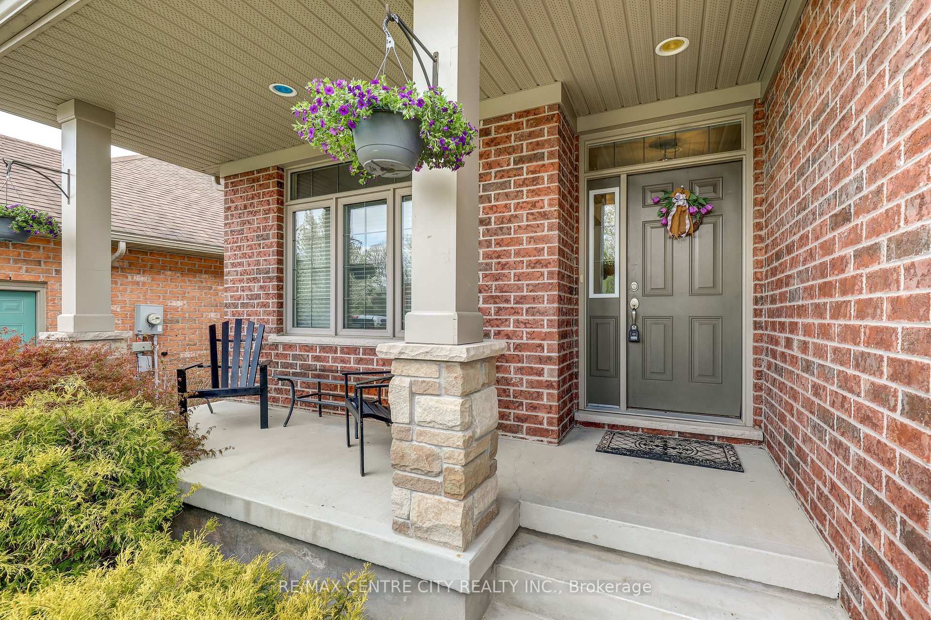 Photo 3 of 52 Circlewood Drive, St. Thomas — HOMEH