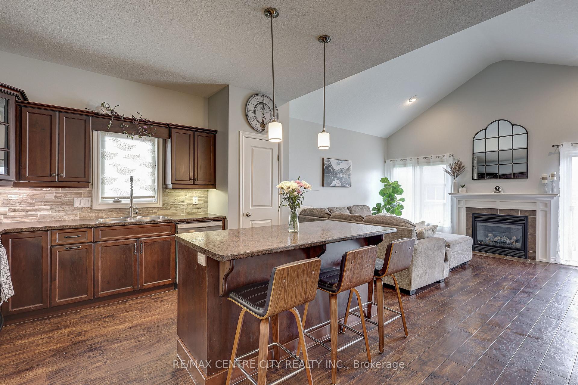 Photo 4 of 52 Circlewood Drive, St. Thomas — HOMEH