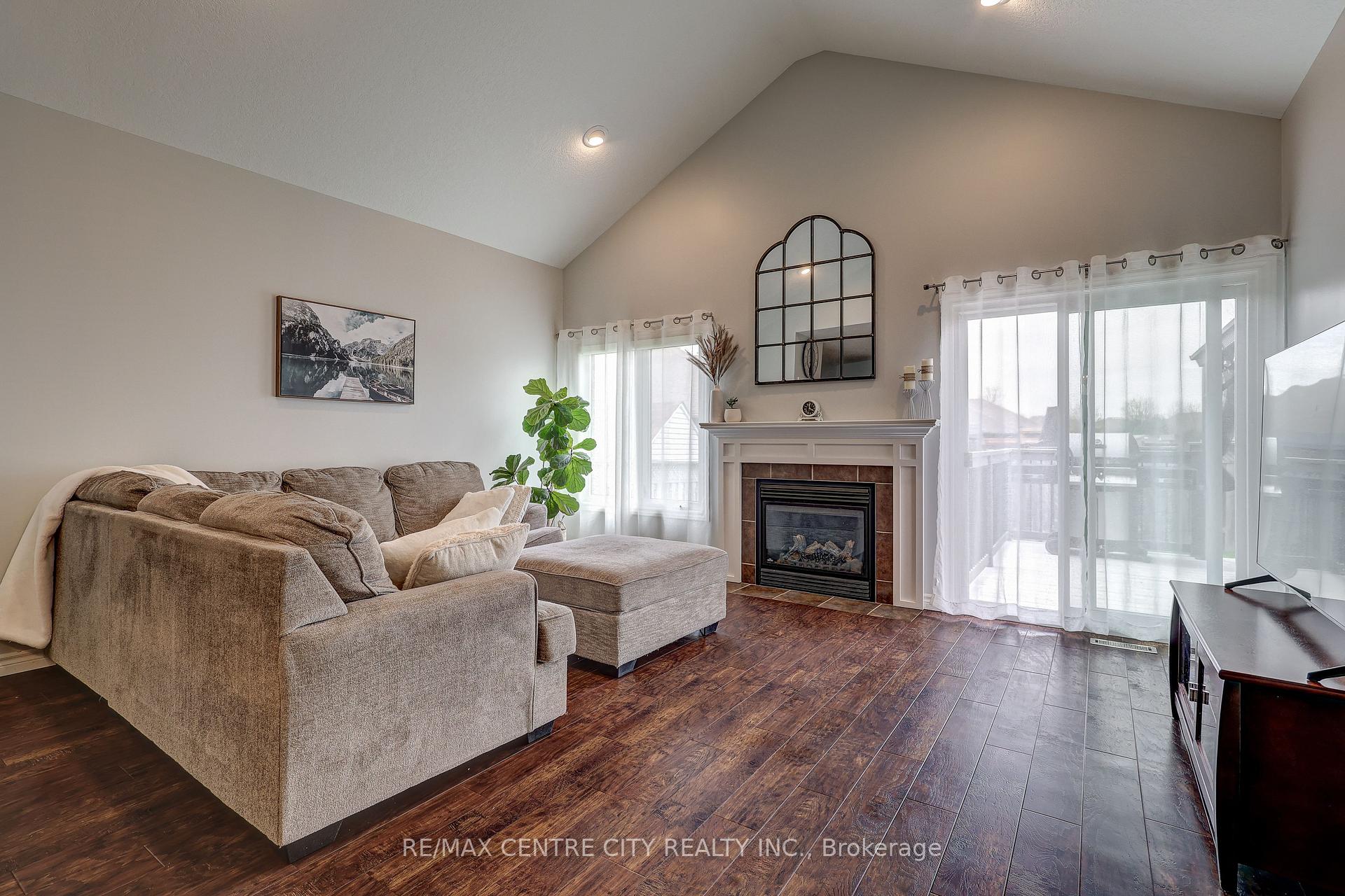 Photo 5 of 52 Circlewood Drive, St. Thomas — HOMEH