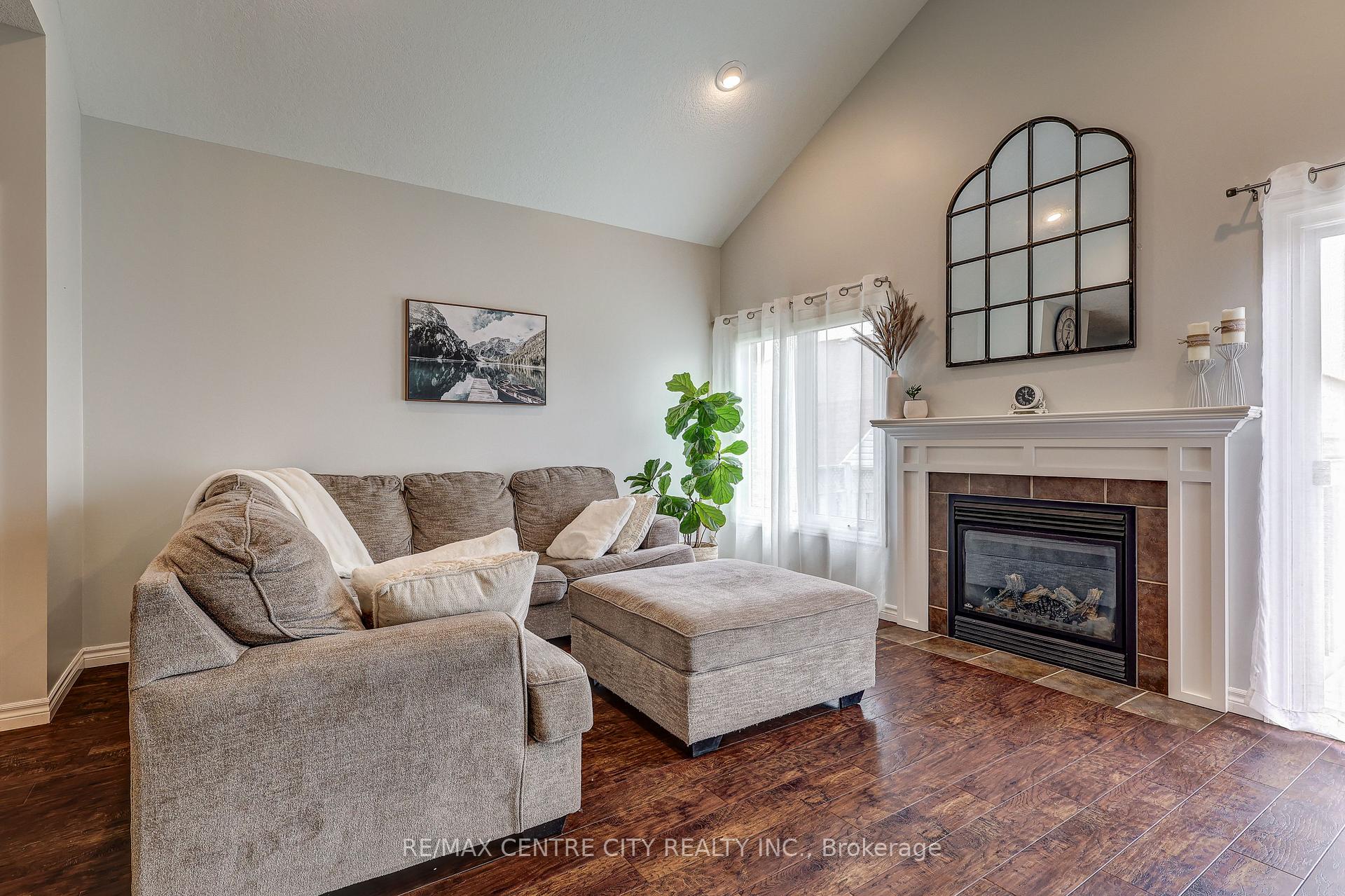 Photo 6 of 52 Circlewood Drive, St. Thomas — HOMEH