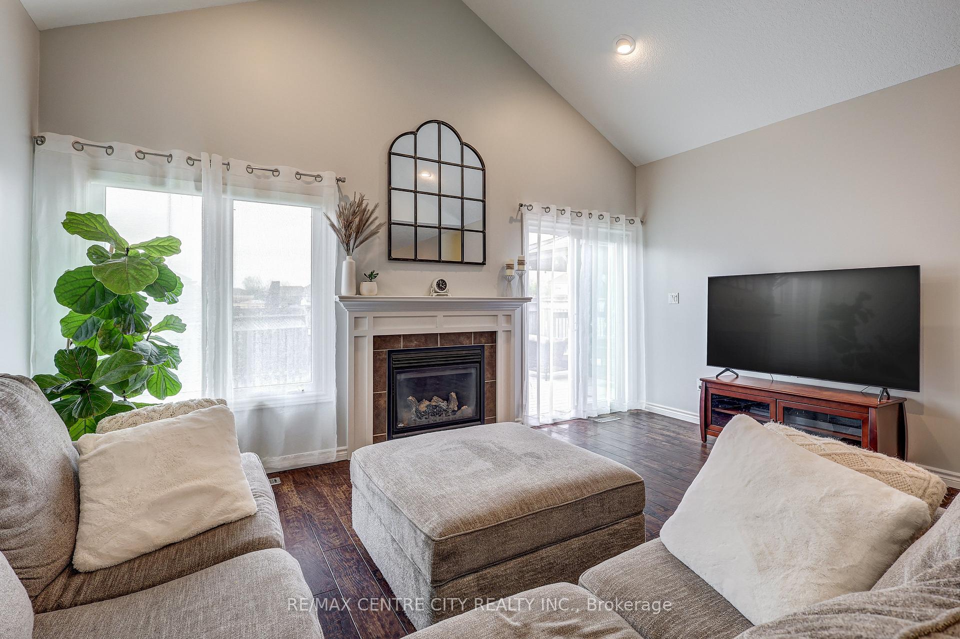 Photo 7 of 52 Circlewood Drive, St. Thomas — HOMEH