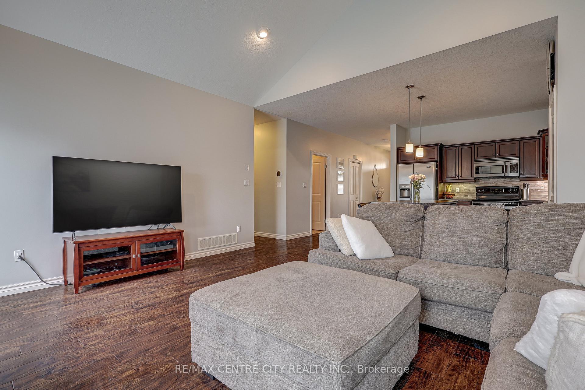 Photo 9 of 52 Circlewood Drive, St. Thomas — HOMEH