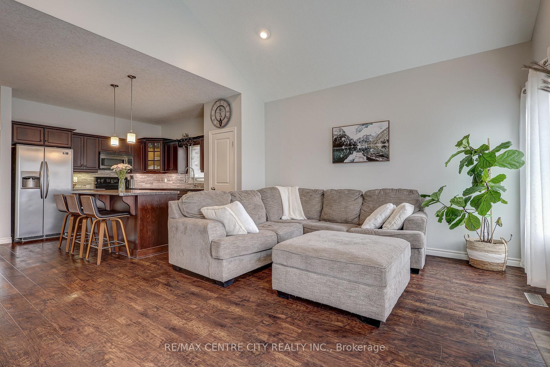 Photo 10 of 52 Circlewood Drive, St. Thomas — HOMEH