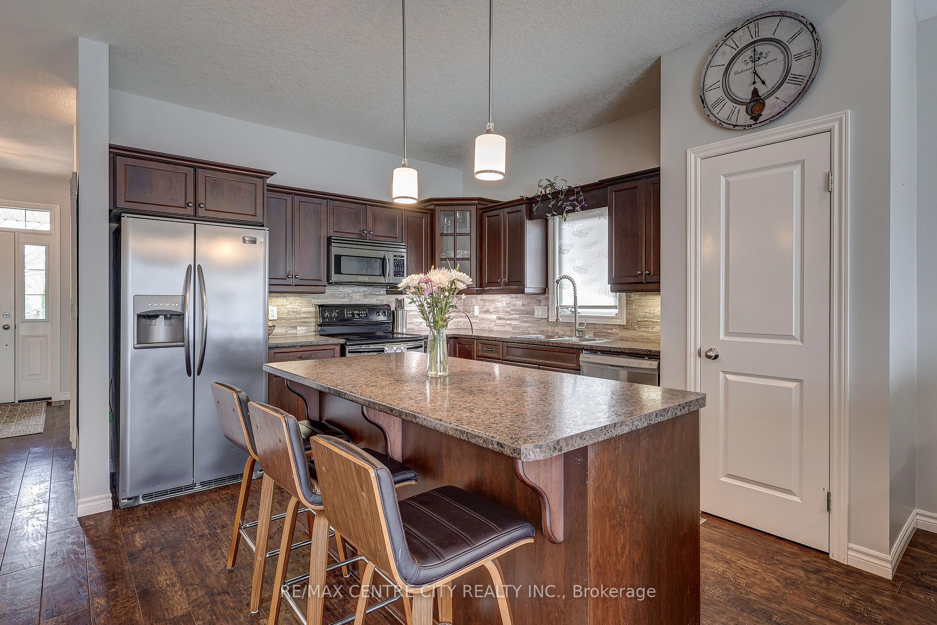 Photo 11 of 52 Circlewood Drive, St. Thomas — HOMEH