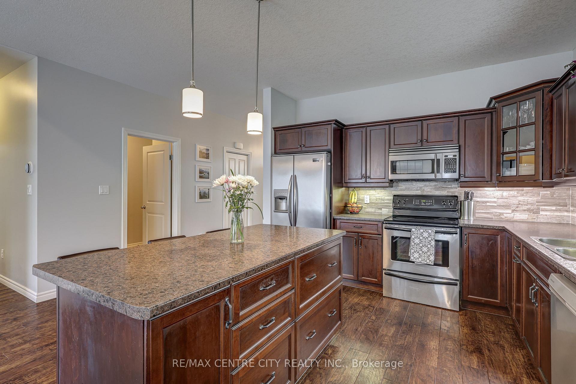 Photo 13 of 52 Circlewood Drive, St. Thomas — HOMEH