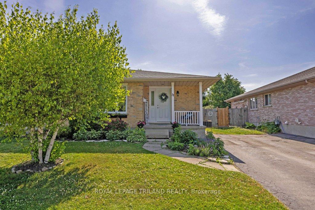 Photo 2 of 31 Carrie Crescent, St. Thomas — HOMEH