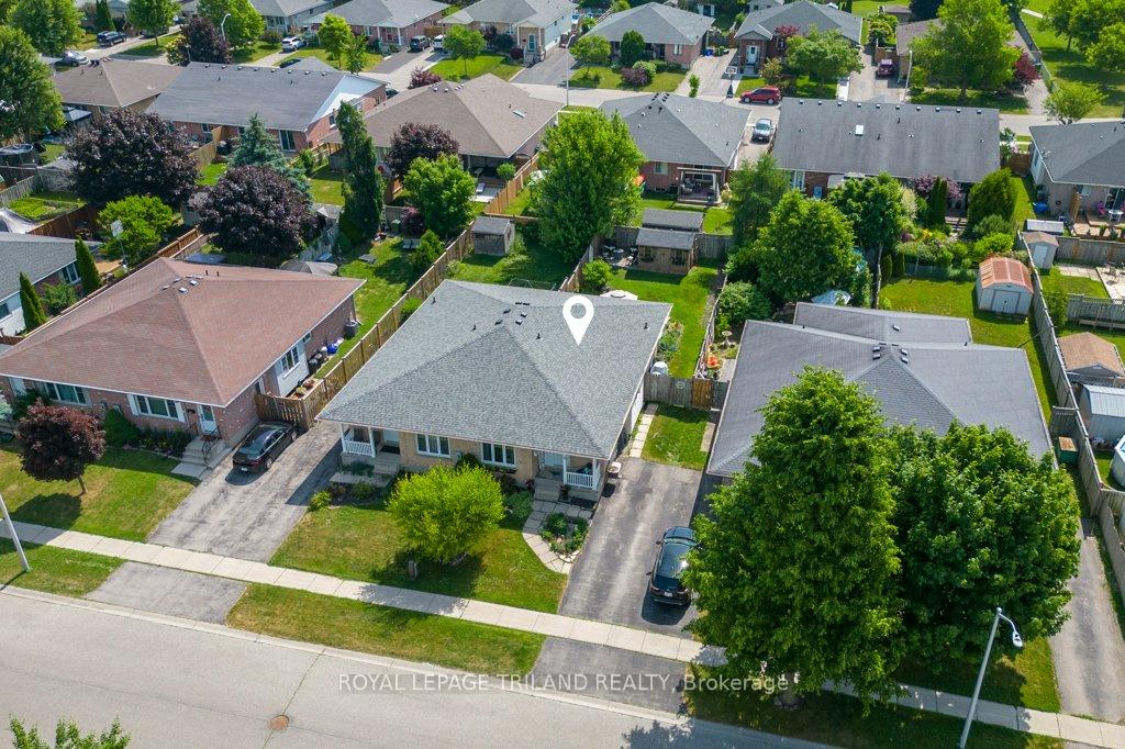 Photo 3 of 31 Carrie Crescent, St. Thomas — HOMEH