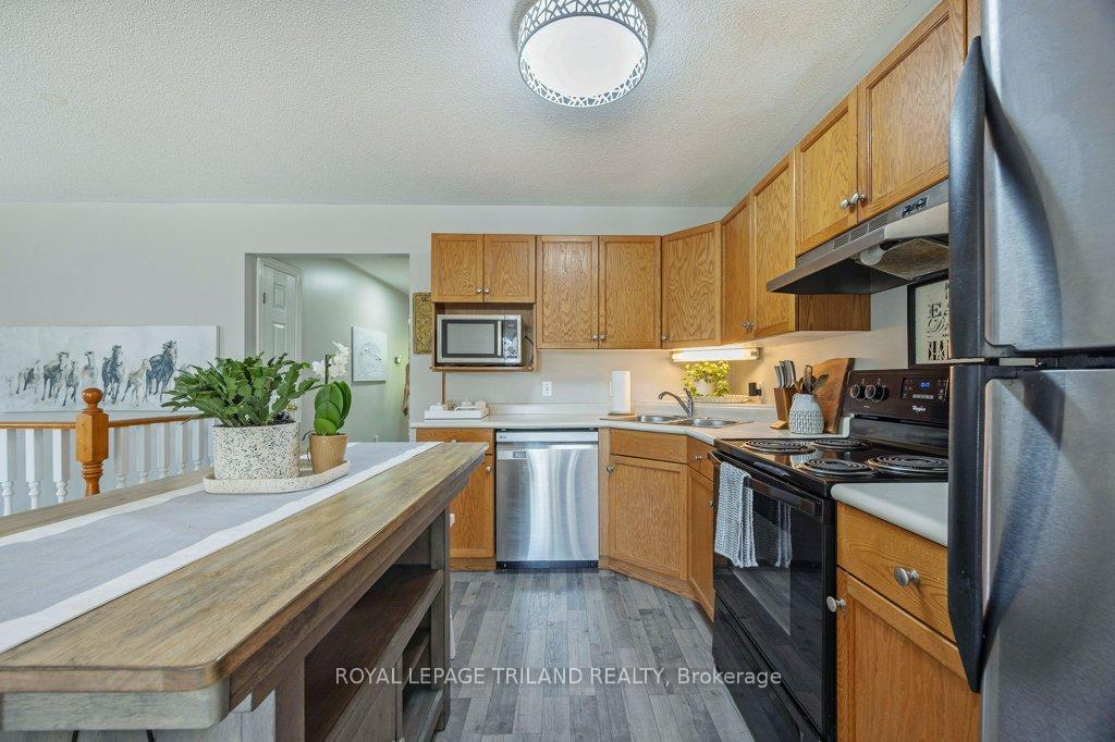 Photo 9 of 31 Carrie Crescent, St. Thomas — HOMEH