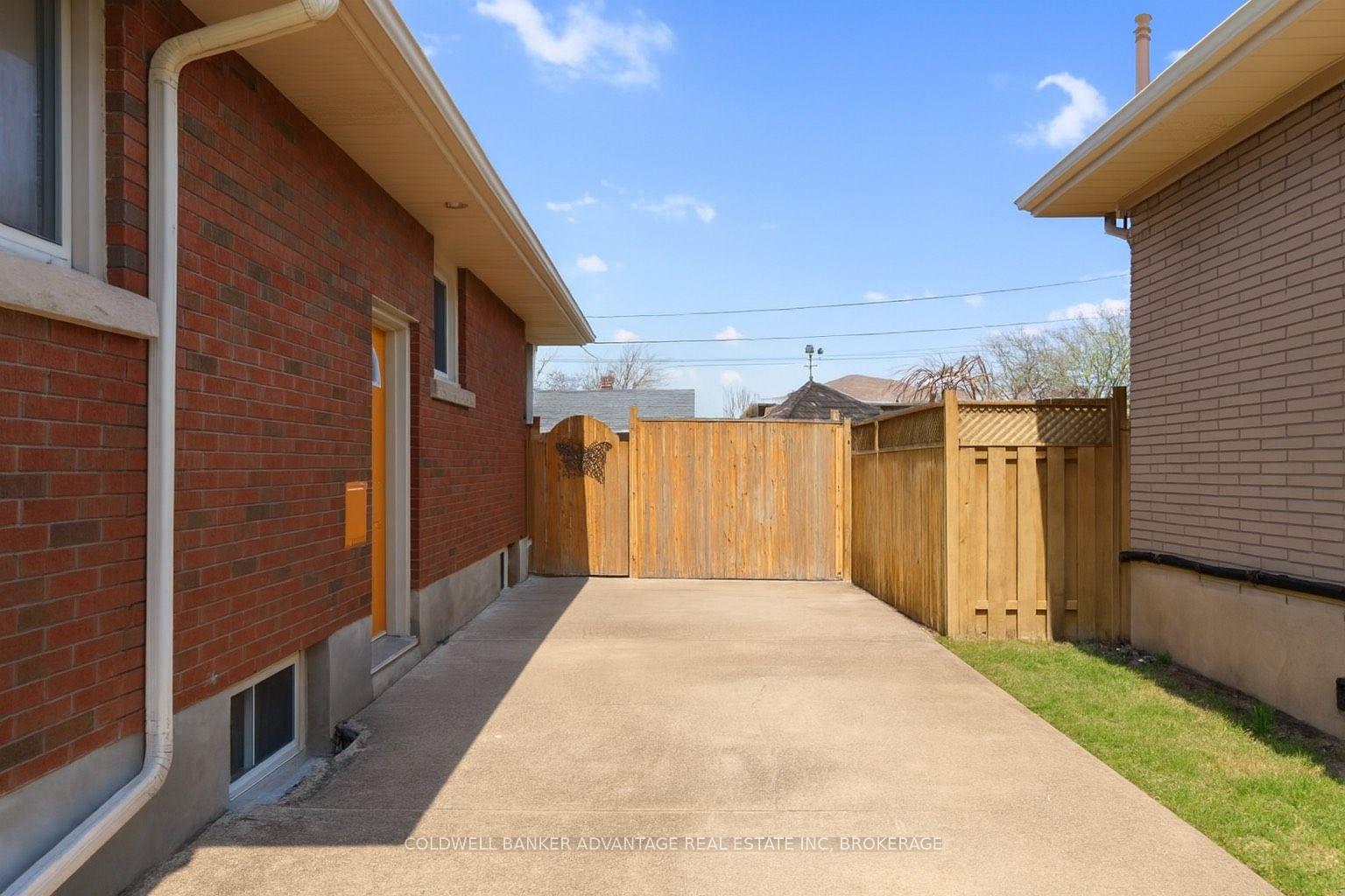Photo 5 of 9 Meadowvale Drive, St. Catharines, Lakeport — HOMEH