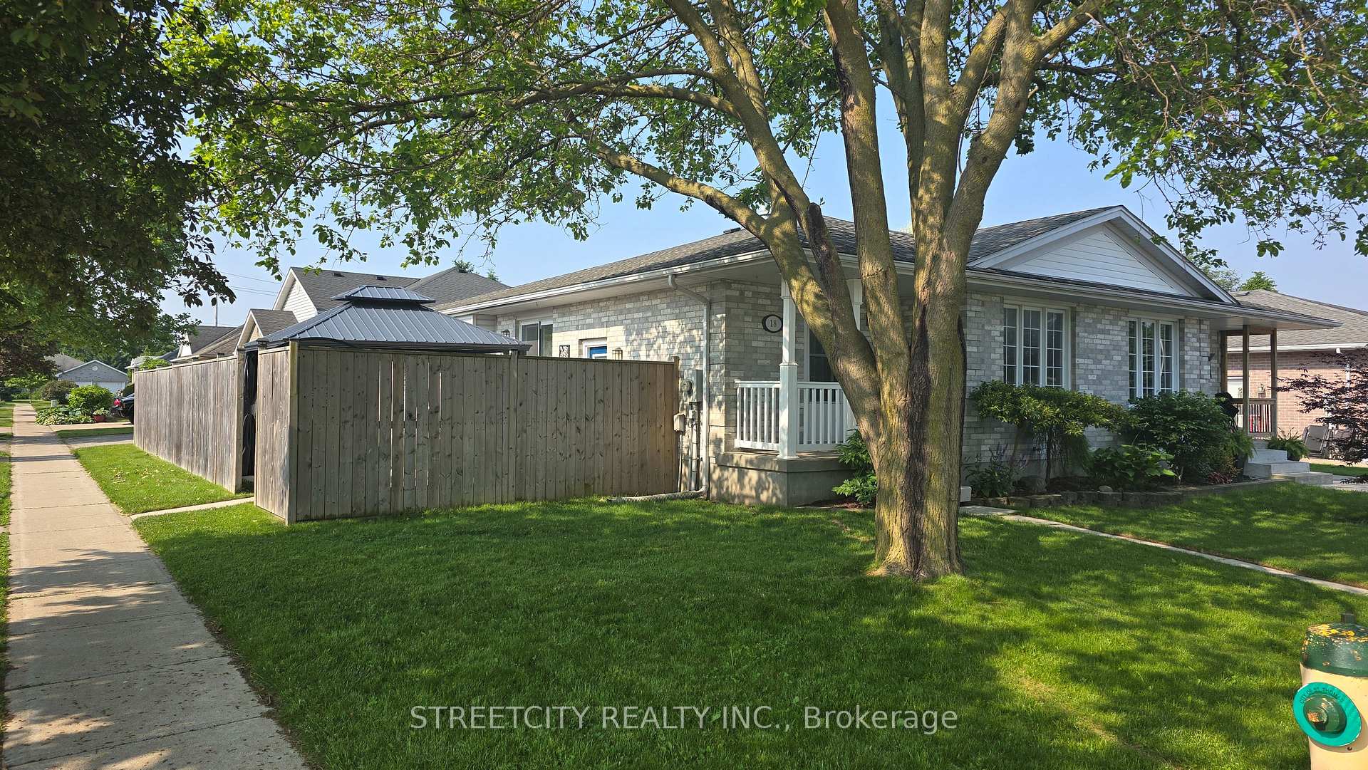 Photo 2 of 18 Rodney Crescent, St. Thomas — HOMEH