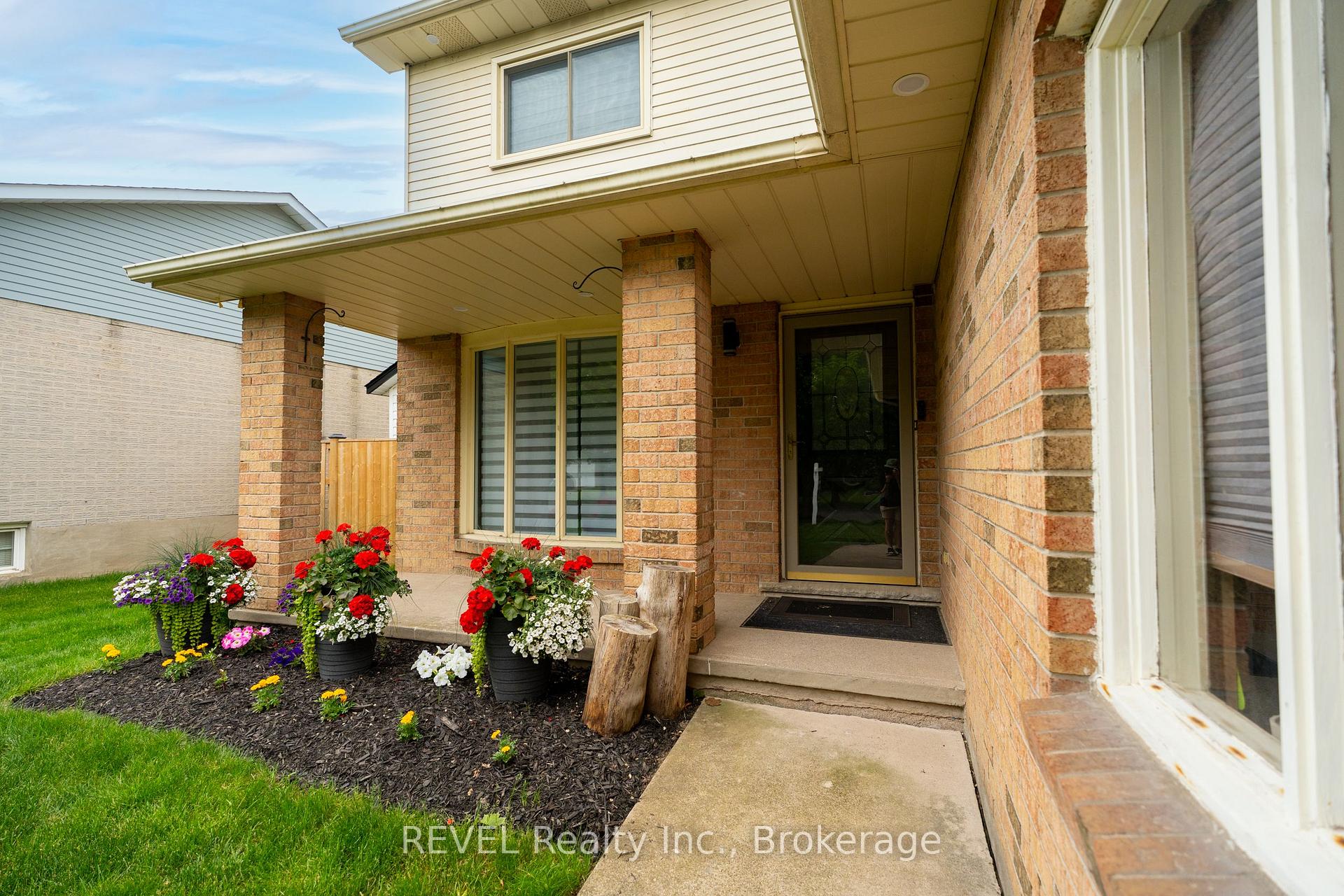 Photo 4 of 5 Elderwood Drive, St. Catharines, Grapeview — HOMEH