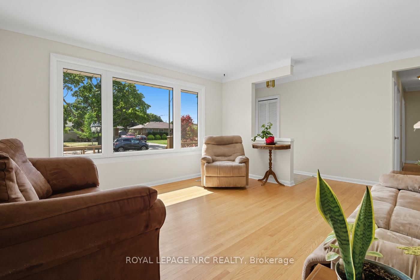 Photo 6 of 23 Grosvenor Street, St. Catharines, Bunting/Linwell — HOMEH