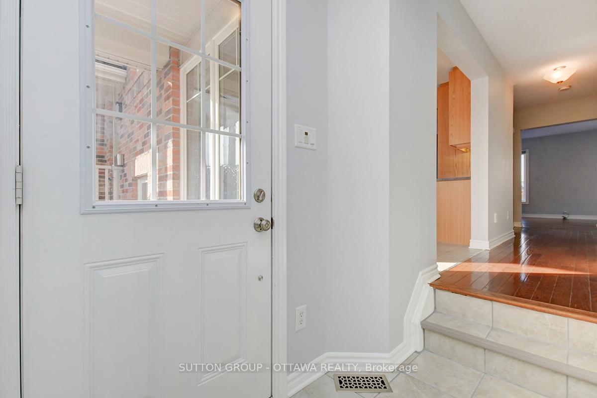 Photo 4 of 104 Par-La-Ville Circle, Ottawa, Stittsville (North) — HOMEH
